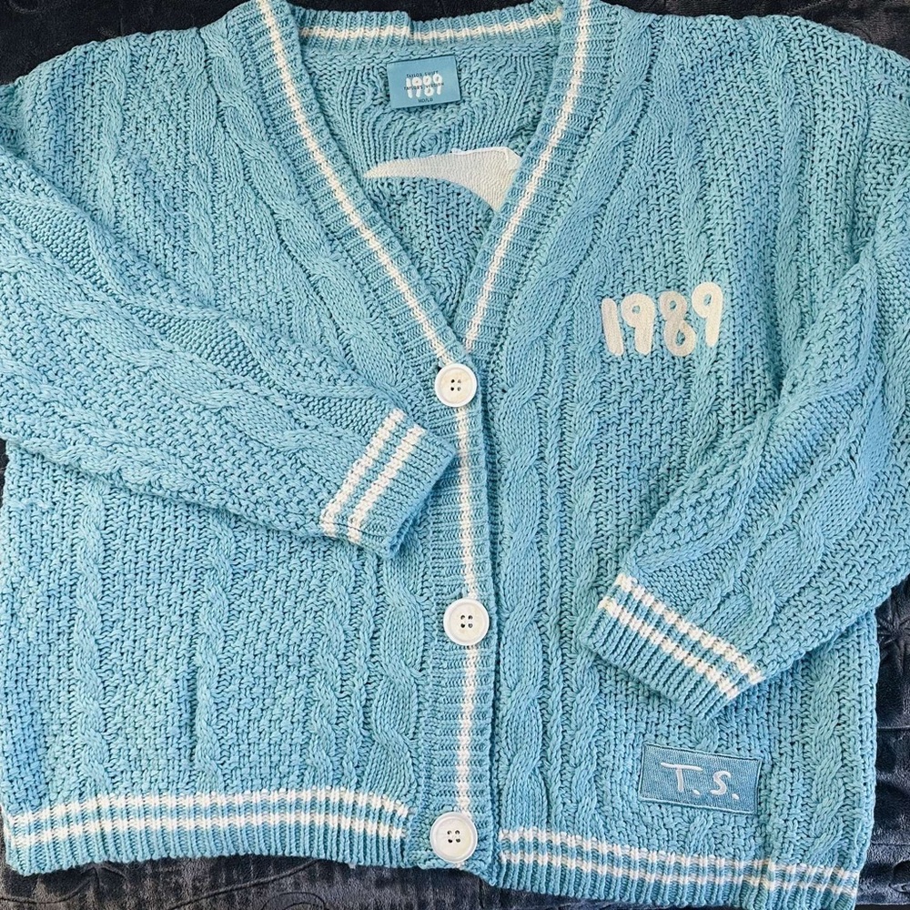 Taylor swift sweater 1989. Size M/L. Blue and white